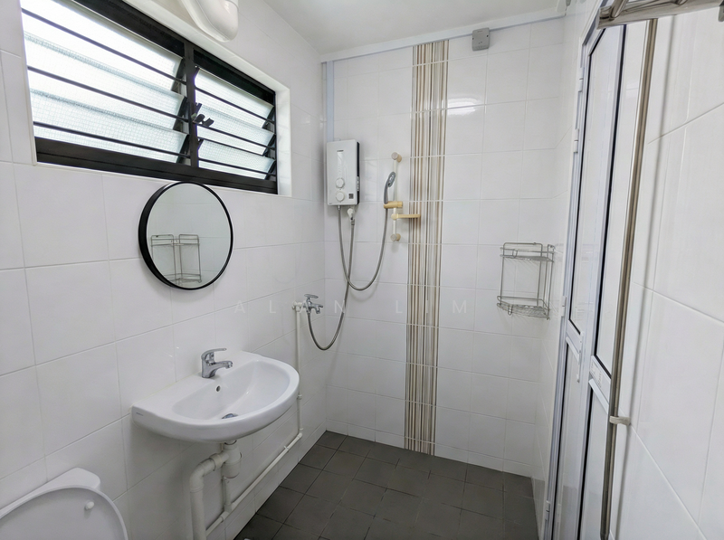 526 Hougang Avenue 6 HDB Flat For Sale at S$ 860,000 | PropertyGuru Singapore - Bathroom