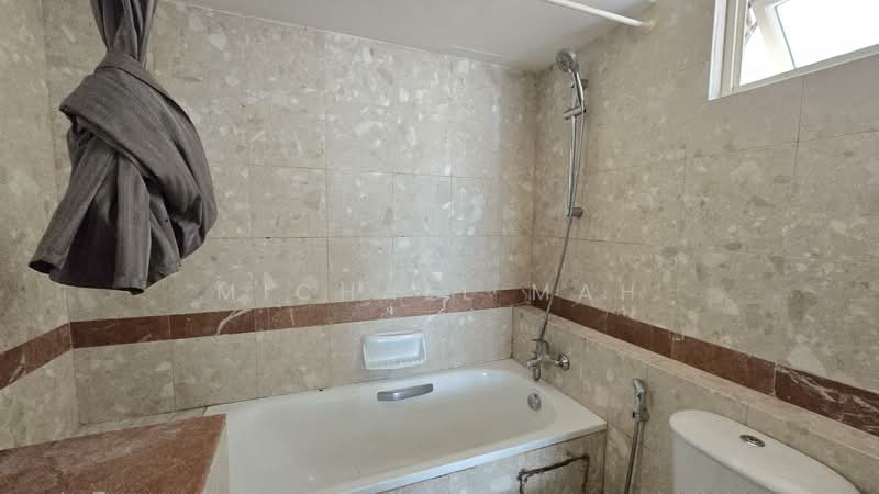 Estella Gardens, 21 - 27 Flora Road, 3 Bedrooms, 1,141 sqft, Condominium For Rent, by Michael Mah, 500077404 - Bathroom - PropertyGuru.com.sg