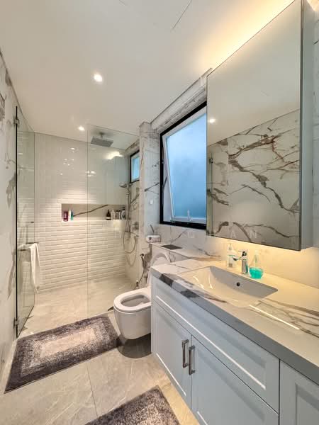 Move-In Ready Detached Home On Squarish Plot, , 6 Bedrooms, 7,260 sqft, Detached House For Sale, by Rachel Chan, 500077416 - Bathroom - PropertyGuru.com.sg