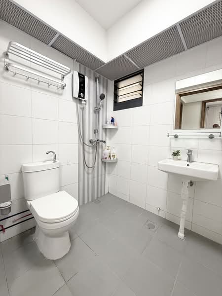 464B Clementi Avenue 1 HDB Flat For Sale at S$ 760,000 | PropertyGuru Singapore - Bathroom