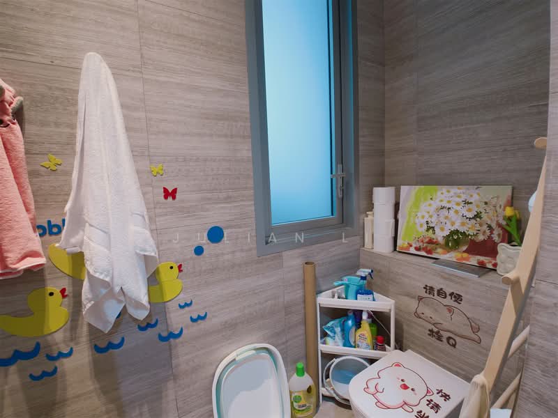 Seletar Park Residence Condominium For Sale at S$ 1,000,000 | PropertyGuru Singapore - Bathroom