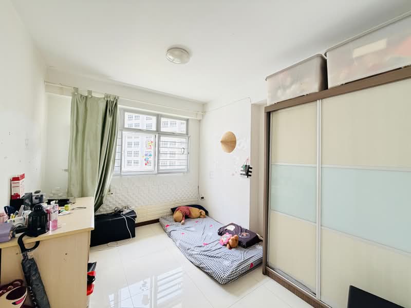 672C Yishun Avenue 4 HDB Flat For Sale at S$ 650,000 | PropertyGuru Singapore - Bedroom