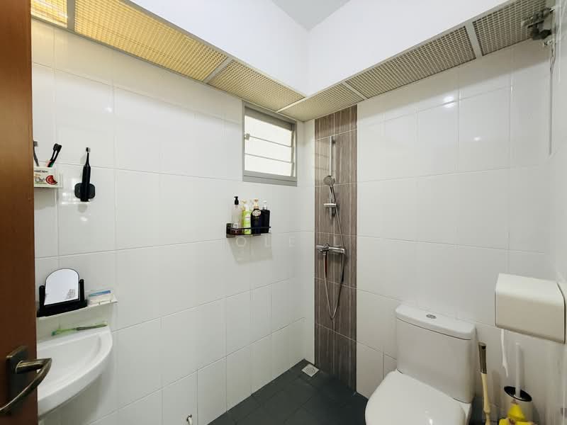 672C Yishun Avenue 4 HDB Flat For Sale at S$ 650,000 | PropertyGuru Singapore - Bathroom