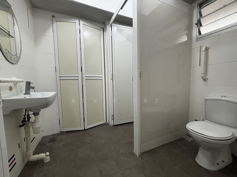 23 Teban Gardens Road HDB Flat For Sale at S$ 370,000 | PropertyGuru Singapore - Bathroom