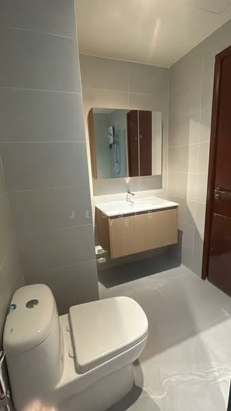 Parc Oasis Condominium For Sale at S$ 1,600,000 | PropertyGuru Singapore - Bathroom