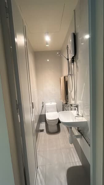 Parc Oasis Condominium For Sale at S$ 1,600,000 | PropertyGuru Singapore - Bathroom