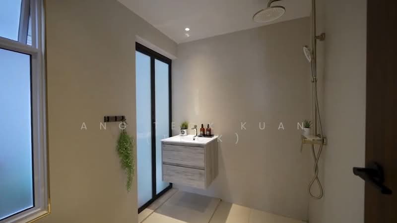 Pristine, Modern and Stylish Terrace, Mount Sinai Drive, 4 Bedrooms, 2,500 sqft, Terraced House For Rent, by Ang Teck Kuan (Teck), 500077562 - Bathroom - PropertyGuru.com.sg