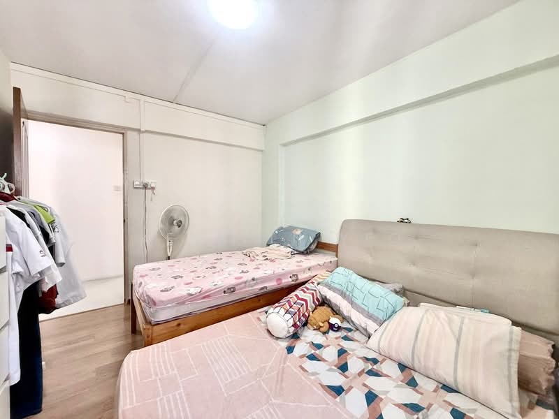219 Bukit Batok Street 21 HDB Flat For Sale at S$ 550,000 | PropertyGuru Singapore - Bedroom