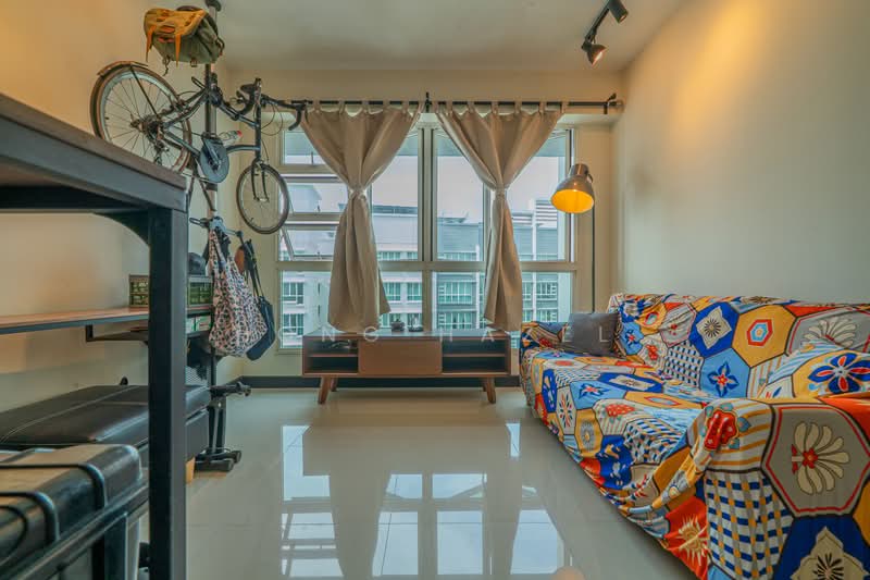 670A Edgefield Plains HDB Flat For Sale at S$ 588,000 | PropertyGuru Singapore - Living Room