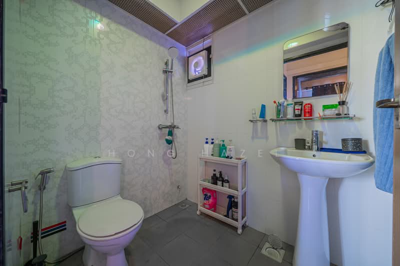 670A Edgefield Plains HDB Flat For Sale at S$ 588,000 | PropertyGuru Singapore - Bathroom