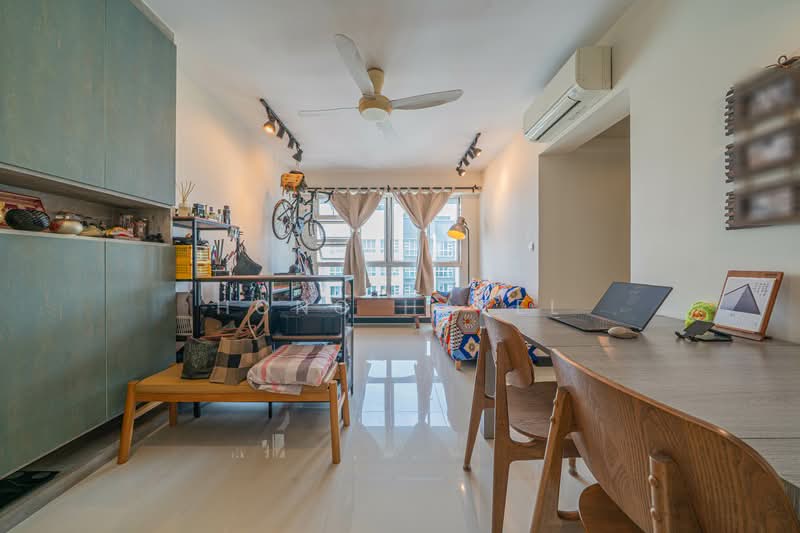 670A Edgefield Plains HDB Flat For Sale at S$ 588,000 | PropertyGuru Singapore - Living Room