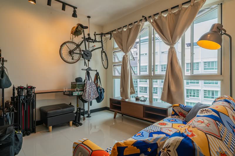 670A Edgefield Plains HDB Flat For Sale at S$ 588,000 | PropertyGuru Singapore - Living Room