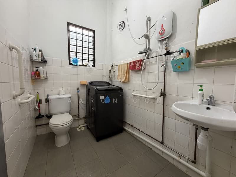 ⭐Rare 2-Storey Shophouse with Strong Catchment!⭐ Shophouse For Sale at S$ 4,950,000 | PropertyGuru Singapore - Bathroom
