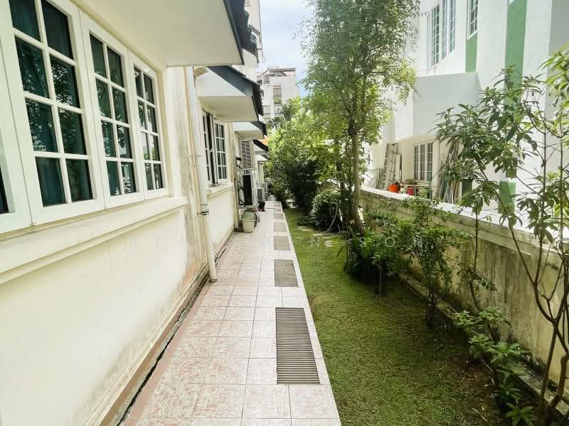 REALISTICALLY PRICED BUNGALOW SIZED SEMI-D Semi-Detached House For Sale at S$ 6,800,000 | PropertyGuru Singapore - Exterior