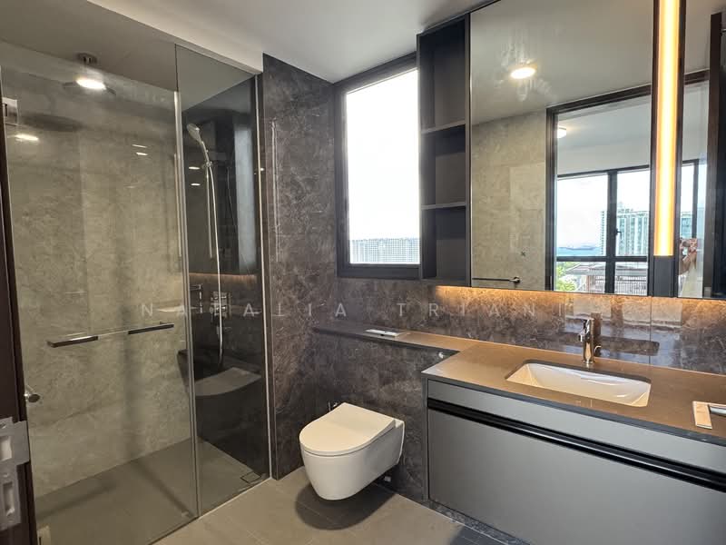 Tembusu Grand, , 3 Bedrooms, 990 sqft, Condominium For Rent, by Natalia Triani, 500077642 - Master Bathroom - PropertyGuru.com.sg