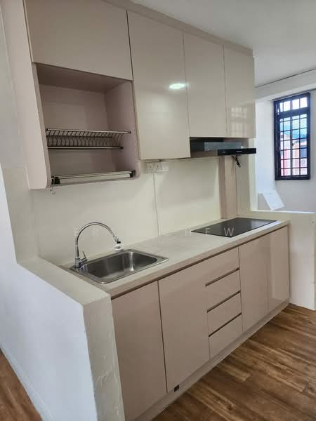 97 Commonwealth Crescent HDB Flat For Sale at S$ 428,000 | PropertyGuru Singapore - Kitchen
