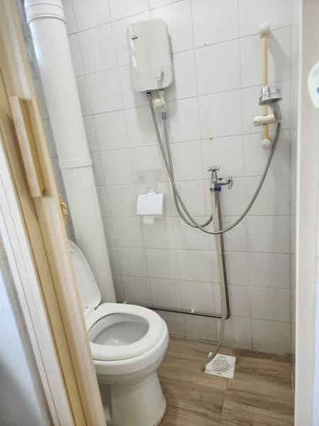 97 Commonwealth Crescent HDB Flat For Sale at S$ 428,000 | PropertyGuru Singapore - Bathroom