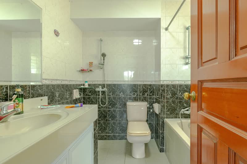 Melville Park, 20 Simei Street 1, 3 Bedrooms, 1,302 sqft, Apartment For Rent, by Yeo XiaoXuan, 500077697 - Master Bathroom - PropertyGuru.com.sg