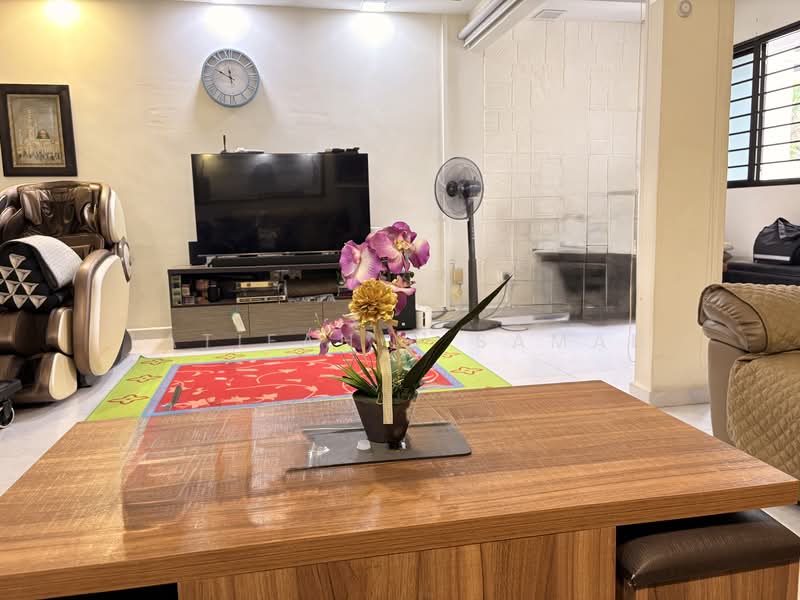 664C Jurong West Street 64 HDB Flat For Sale at S$ 888,000 | PropertyGuru Singapore - Living Room