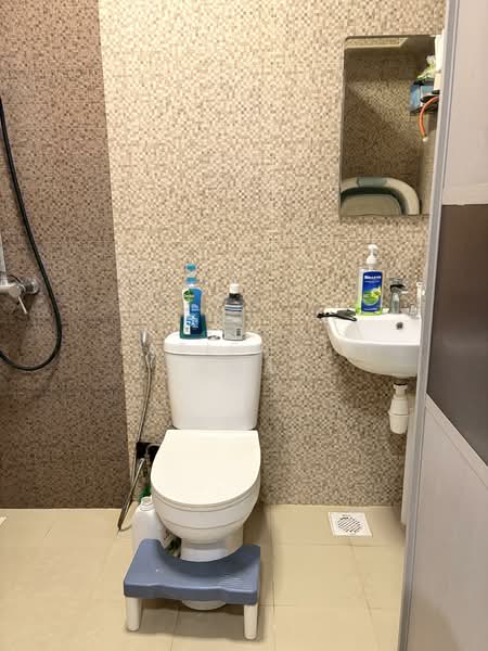 664C Jurong West Street 64 HDB Flat For Sale at S$ 888,000 | PropertyGuru Singapore - Bathroom
