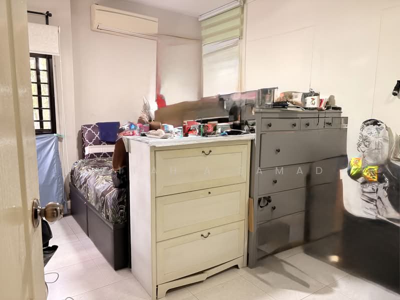 664C Jurong West Street 64 HDB Flat For Sale at S$ 888,000 | PropertyGuru Singapore - Bedroom