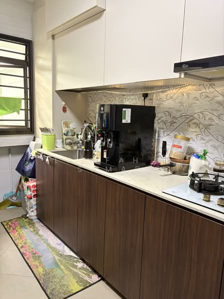 664C Jurong West Street 64 HDB Flat For Sale at S$ 888,000 | PropertyGuru Singapore - Kitchen