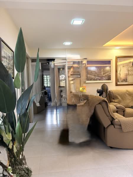 664C Jurong West Street 64 HDB Flat For Sale at S$ 888,000 | PropertyGuru Singapore - Living Room