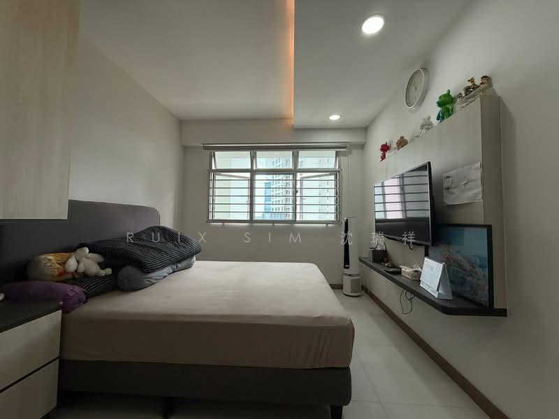 422B Northshore Dr HDB Flat For Sale at S$ 850,000 | PropertyGuru Singapore - Master Bedroom