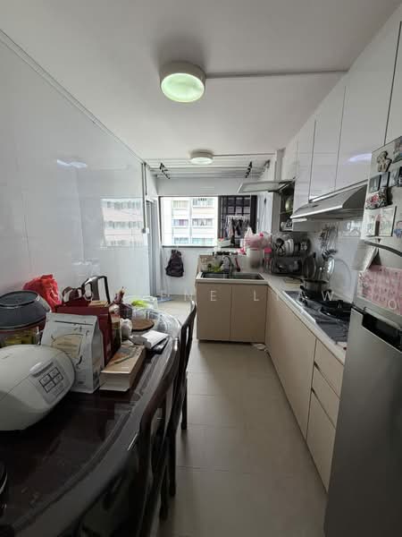 207 Petir Road HDB Flat For Sale at S$ 500,000 | PropertyGuru Singapore - Kitchen