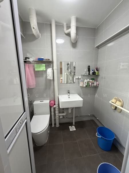 207 Petir Road HDB Flat For Sale at S$ 500,000 | PropertyGuru Singapore - Bathroom