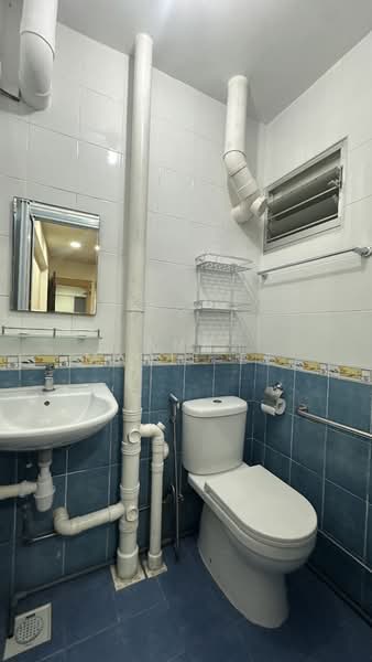 114 Ang Mo Kio Avenue 4, 114 Ang Mo Kio Avenue 4, 2 Bedrooms, 797 sqft, HDB Flat For Rent, by Ann Marie Ee, 500077757 - Bathroom - PropertyGuru.com.sg