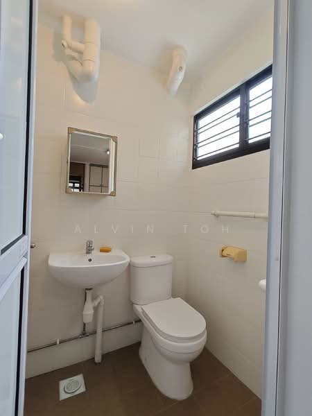 185 Bishan Street 13 HDB Flat For Sale at S$ 580,000 | PropertyGuru Singapore - Bathroom