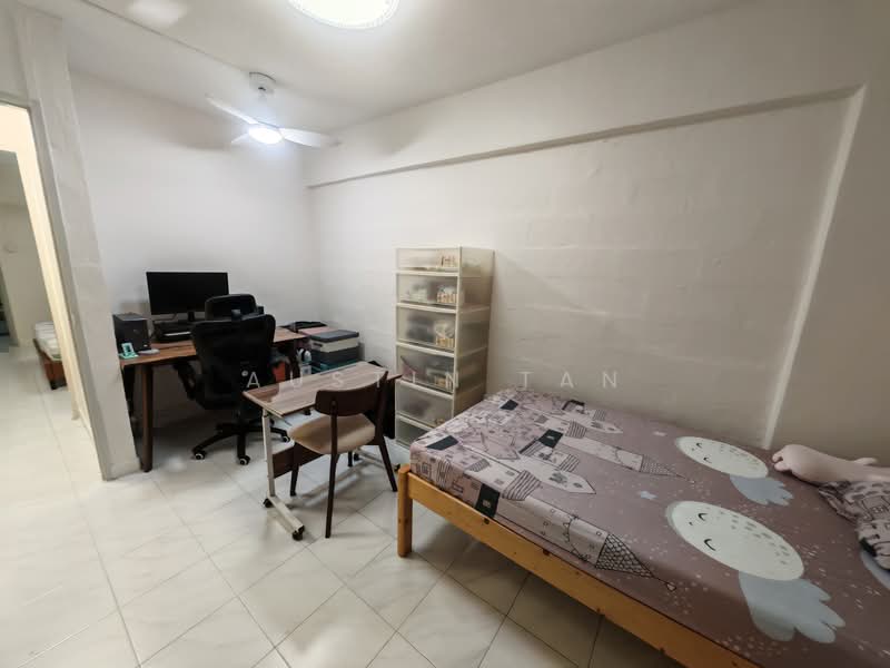 308 Clementi Avenue 4 HDB Flat For Sale at S$ 455,000 | PropertyGuru Singapore - Bedroom