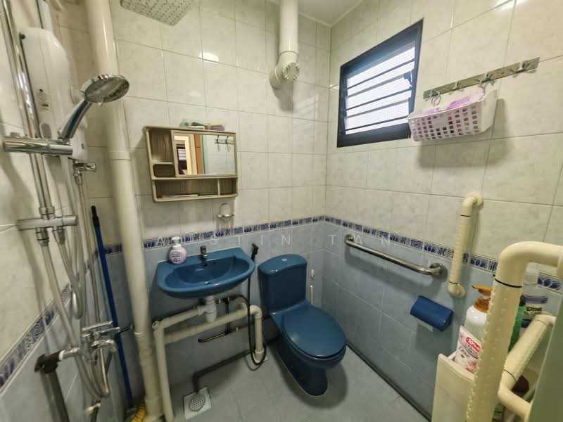 308 Clementi Avenue 4 HDB Flat For Sale at S$ 455,000 | PropertyGuru Singapore - Bathroom