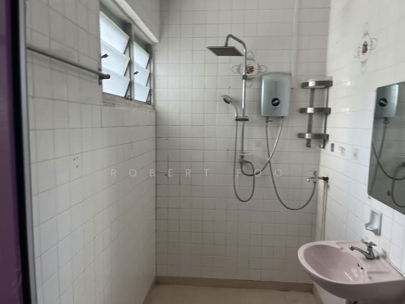 412 Jurong West Street 42 HDB Flat For Sale at S$ 470,000 | PropertyGuru Singapore - Bathroom