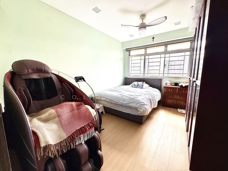 572A Woodlands Avenue 1 HDB Flat For Sale at S$ 760,000 | PropertyGuru Singapore - Bedroom