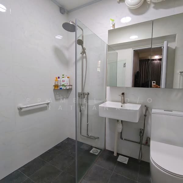 826 Woodlands Street 81 HDB Flat For Sale at S$ 760,000 | PropertyGuru Singapore - Bathroom