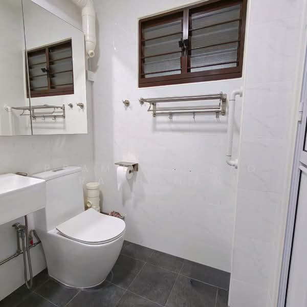 826 Woodlands Street 81 HDB Flat For Sale at S$ 760,000 | PropertyGuru Singapore - Bathroom