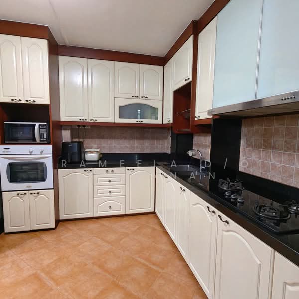 826 Woodlands Street 81 HDB Flat For Sale at S$ 760,000 | PropertyGuru Singapore - Kitchen