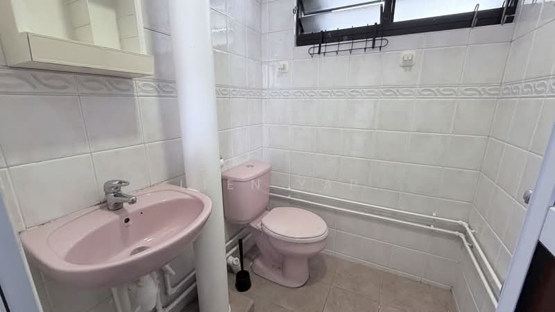 412 Commonwealth Avenue West, 412 Commonwealth Avenue West, 3 Bedrooms, 1,044 sqft, HDB Flat For Rent, by Leen Yap, 500077984 - Bathroom - PropertyGuru.com.sg