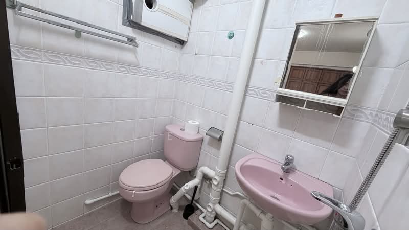 412 Commonwealth Avenue West, 412 Commonwealth Avenue West, 3 Bedrooms, 1,044 sqft, HDB Flat For Rent, by Leen Yap, 500077984 - Bathroom - PropertyGuru.com.sg