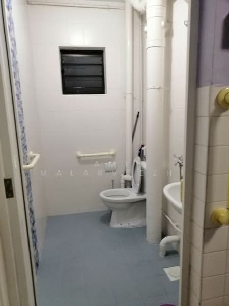 467B Bukit Batok West Avenue 9, 467B Bukit Batok West Avenue 9, 3 Bedrooms, 1,216 sqft, HDB Flat For Sale, by Amy Malarveezhi, 500078011 - Bathroom - PropertyGuru.com.sg