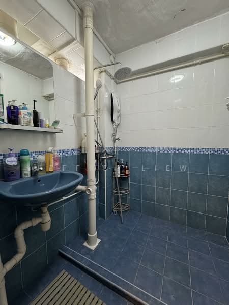 191 Lorong 4 Toa Payoh HDB Flat For Sale at S$ 699,000 | PropertyGuru Singapore - Bathroom
