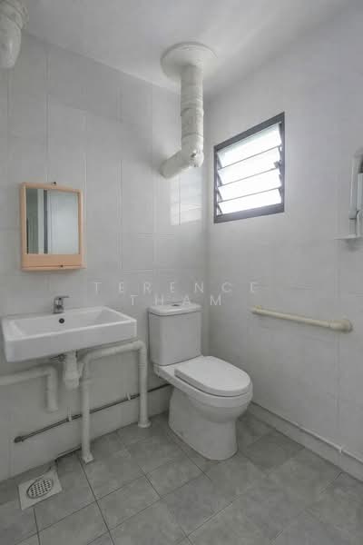 180 Ang Mo Kio Avenue 5 HDB Flat For Sale at S$ 460,000 | PropertyGuru Singapore - Bathroom