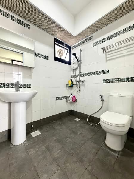 258C Punggol Field HDB Flat For Sale at S$ 858,000 | PropertyGuru Singapore - Bathroom
