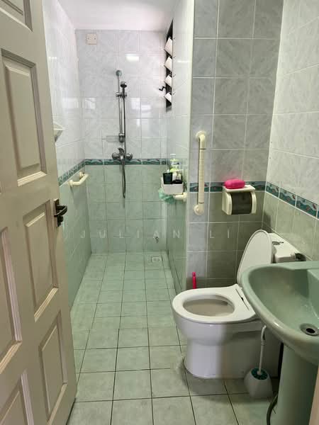 146 Lorong 2 Toa Payoh, 146 Lorong 2 Toa Payoh, 3 Bedrooms, 990 sqft, HDB Flat For Rent, by Julian Li, 500078109 - Bathroom - PropertyGuru.com.sg