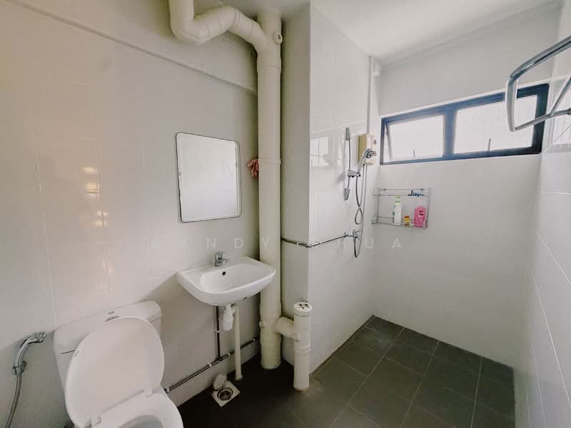 512 Bukit Batok Street 52 HDB Flat For Sale at S$ 830,000 | PropertyGuru Singapore - Bathroom
