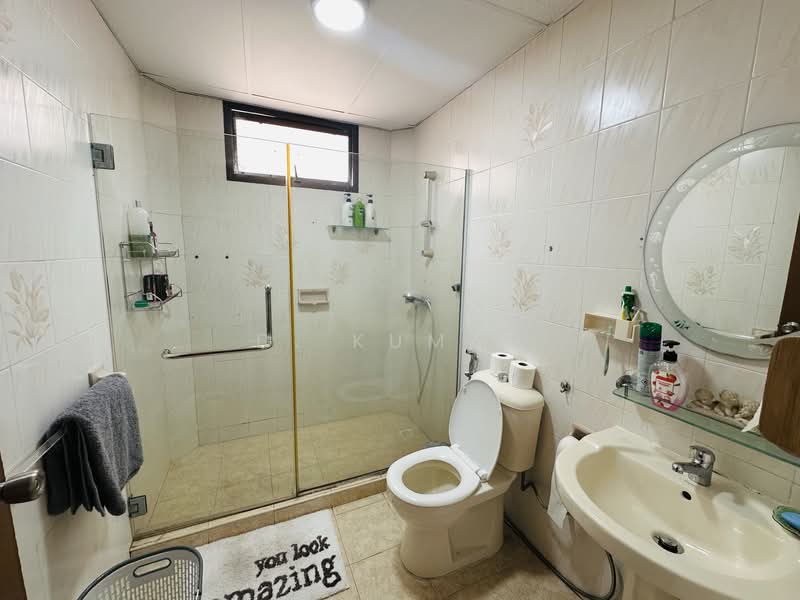 Cashew Heights Condominium For Sale at S$ 2,700,000 | PropertyGuru Singapore - Common bathroom