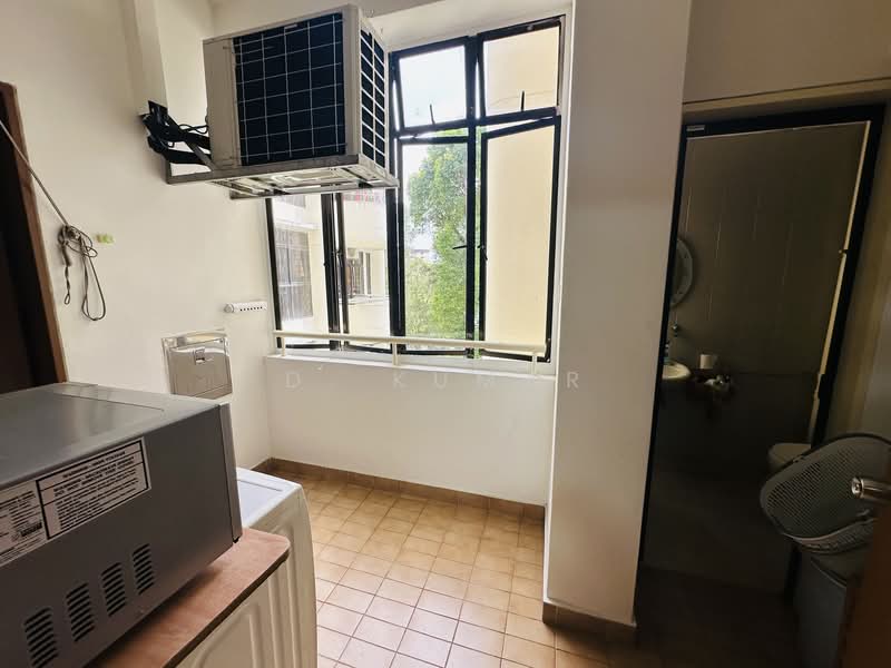 Cashew Heights Condominium For Sale at S$ 2,700,000 | PropertyGuru Singapore - Backyard, bathroom and helper room