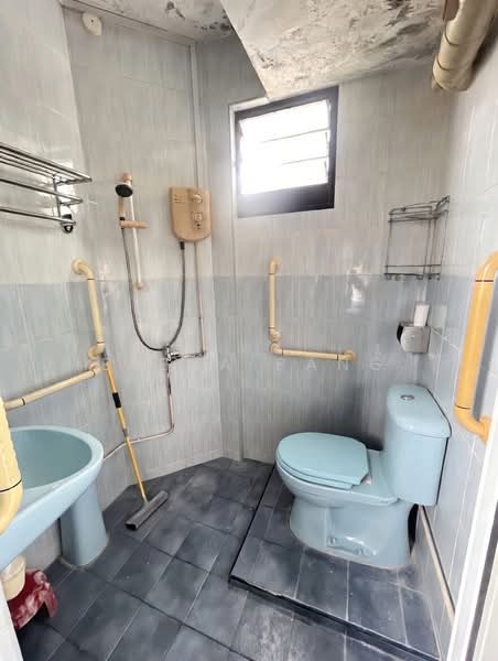113 Jurong East Street 13 HDB Flat For Sale at S$ 538,000 | PropertyGuru Singapore - Bathroom